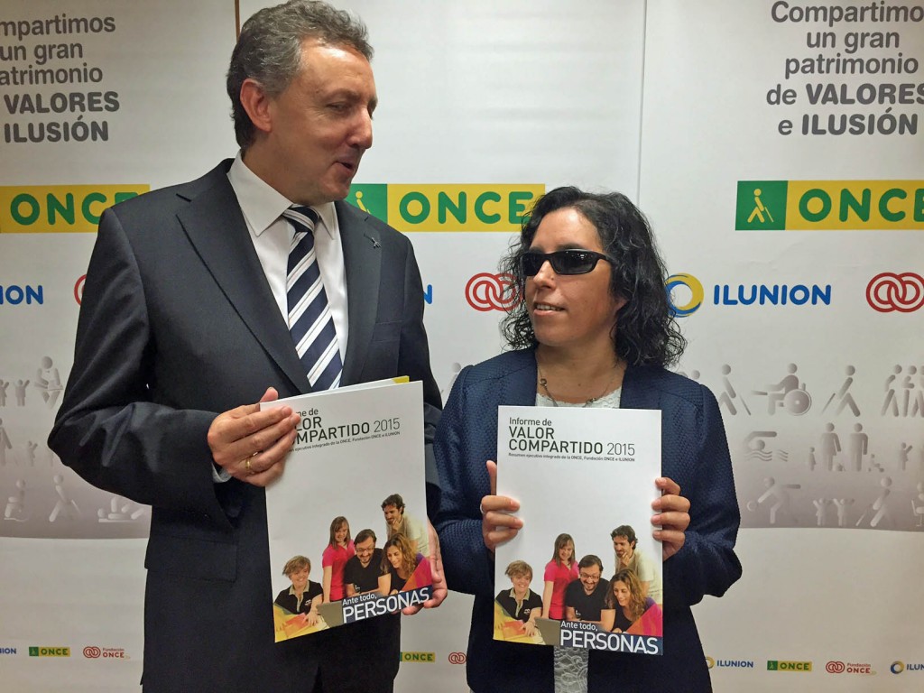 Posado gráfico de Cristóbal Martínez e Isabel Viruet en la sala de juntas de la Delegación Territorial