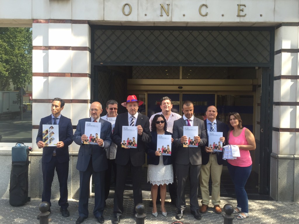 Foto de familia a la entrada de la Delegación Territorial de la ONCE en Andalucía, Ceuta y Melilla