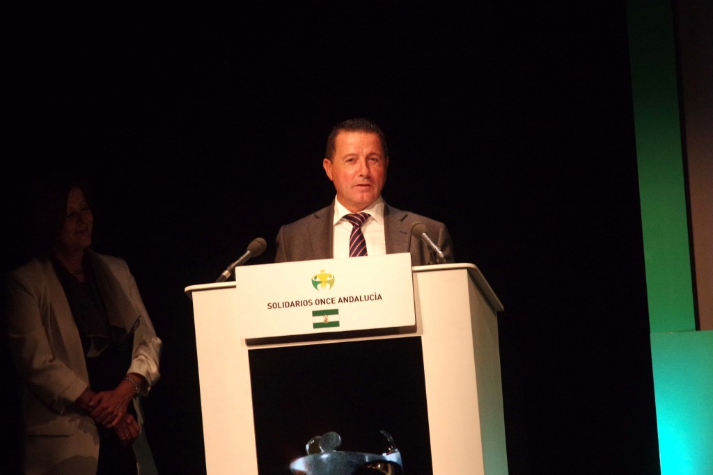 Primer plano durante su intervención en el atril