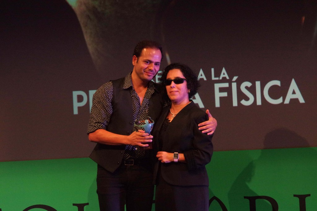 José Galán abraza a la presidenta sosteniendo la escultura