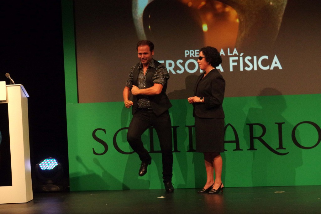 Galán baila alrededor de la presidenta del Consejo en el escenario