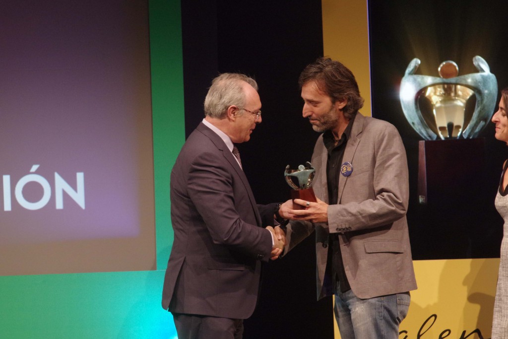 Carlos Escaño recibe la escultura de manos de Juan Pablo Durán
