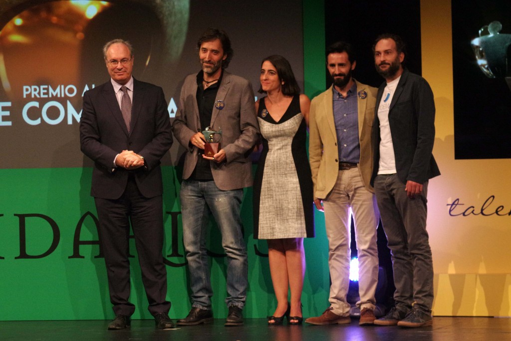 El presidente del Parlamento con el equipo al completo de 'Contramarea' en el escenario