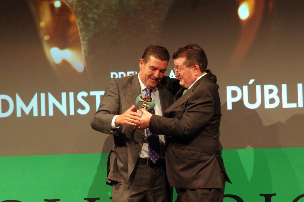 Ángel Sánchez y Emilio Calatayud se abrazan en la entrega del premio