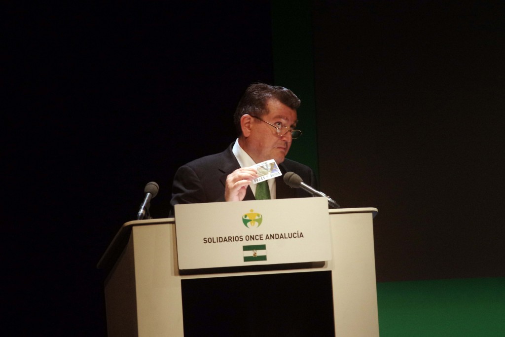 Ángel Sánchez, con un cupón en la mano, desde el atril en un momento de su intervención