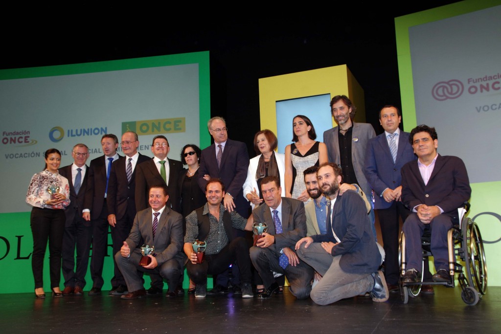 Foto de familia de autoridades y premiados tras el acto en el escenario