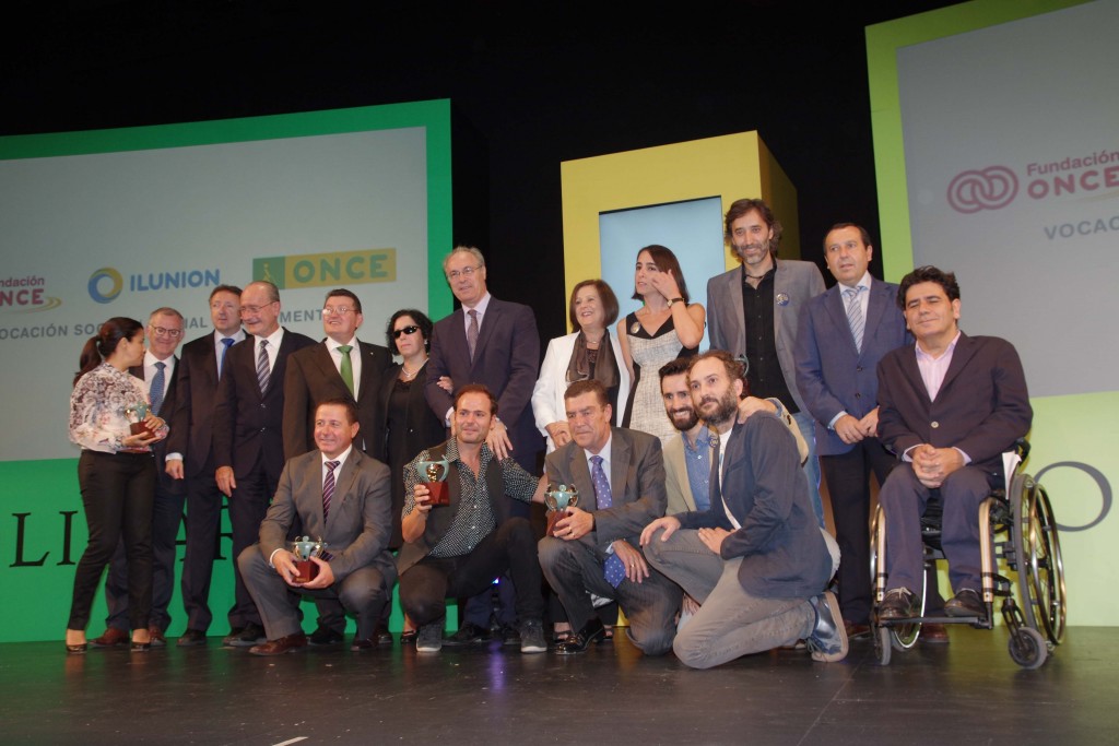 Juntos en el escenario autoridades y premiados posan para las cámaras