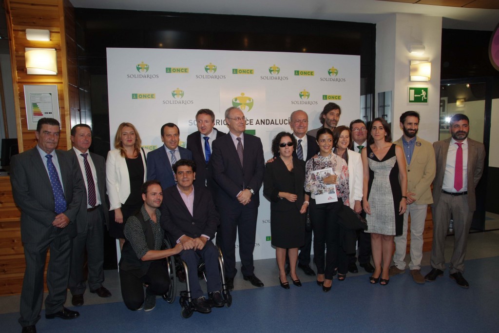 Posado gráfico de autoridades y premiados antes de entrar al Teatro