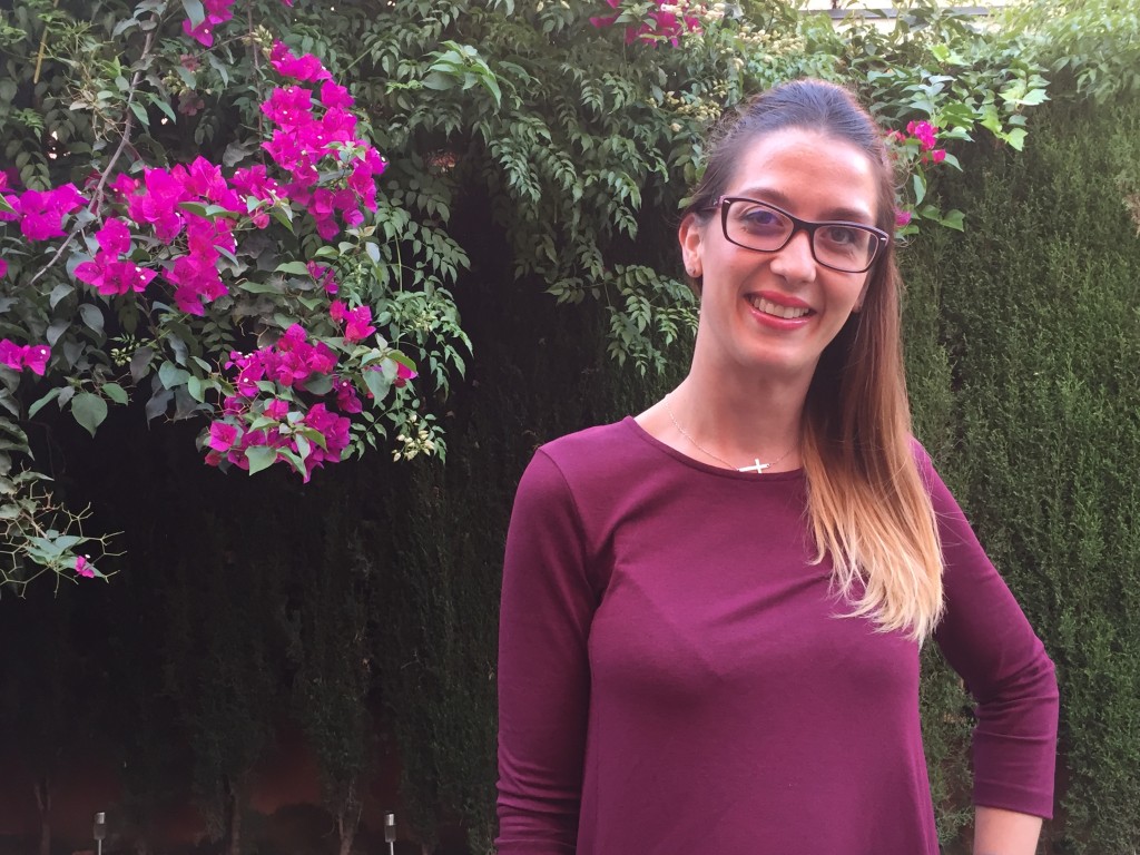 Otro primer plano de Alejandra en un jardín