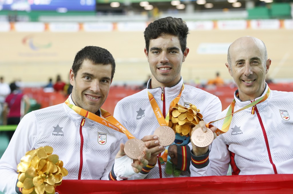 Foto de los tres medallistas en el podio