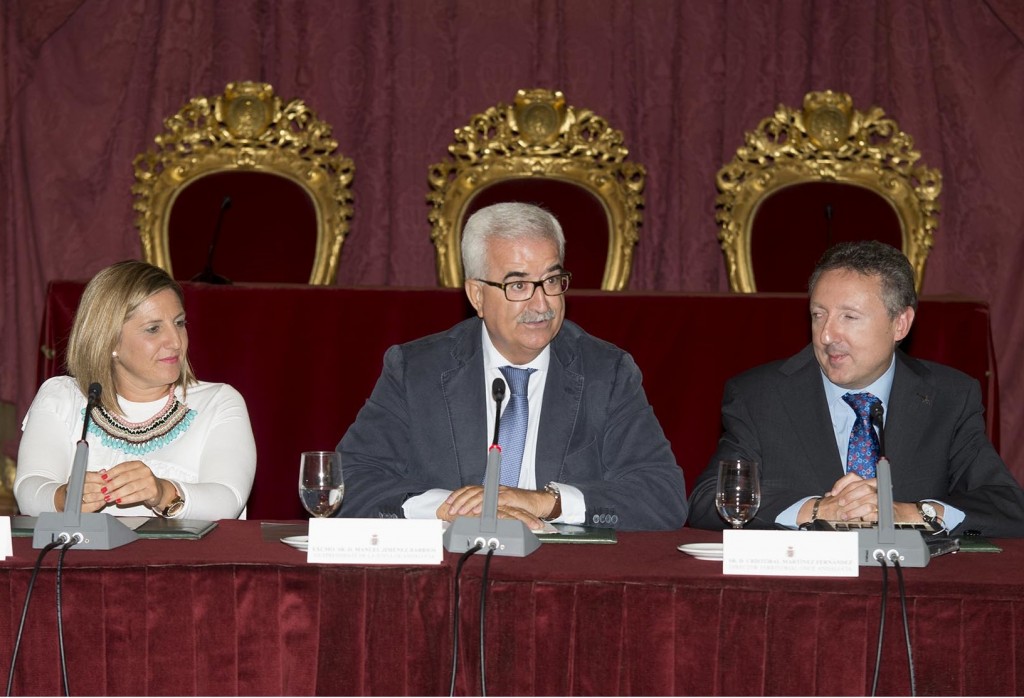 El vicepresidente de la Junta en la imagen entre el delegado territorial y la presidenta de la Diputación de Cádiz