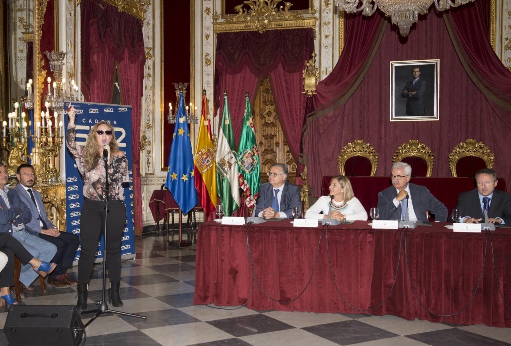 Un momento de la actuación de la artista junto a la mesa presidencial