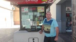 Joaquín Martínez junto a su kiosco