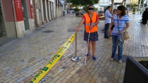 Una persona participa en el circuito de movilidad de la ONCE