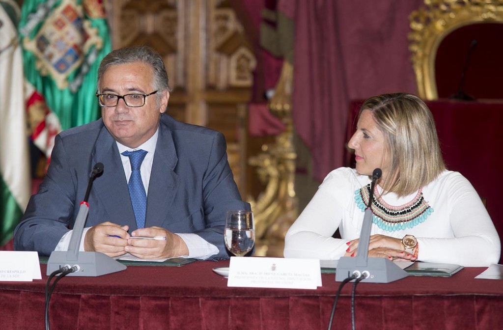 El director general de la SER en Andalucía con la presidenta de la Diputación de Cádiz