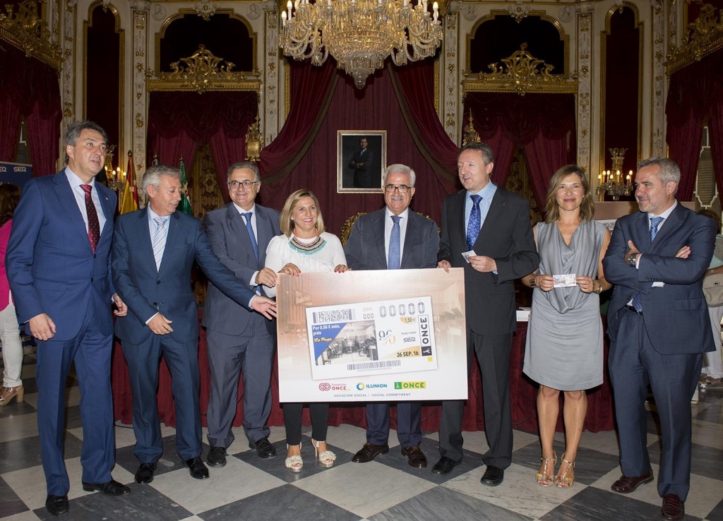 Posado gráfico con los máximos representantes  de la Junta, la Diputación, la SER y la ONCE