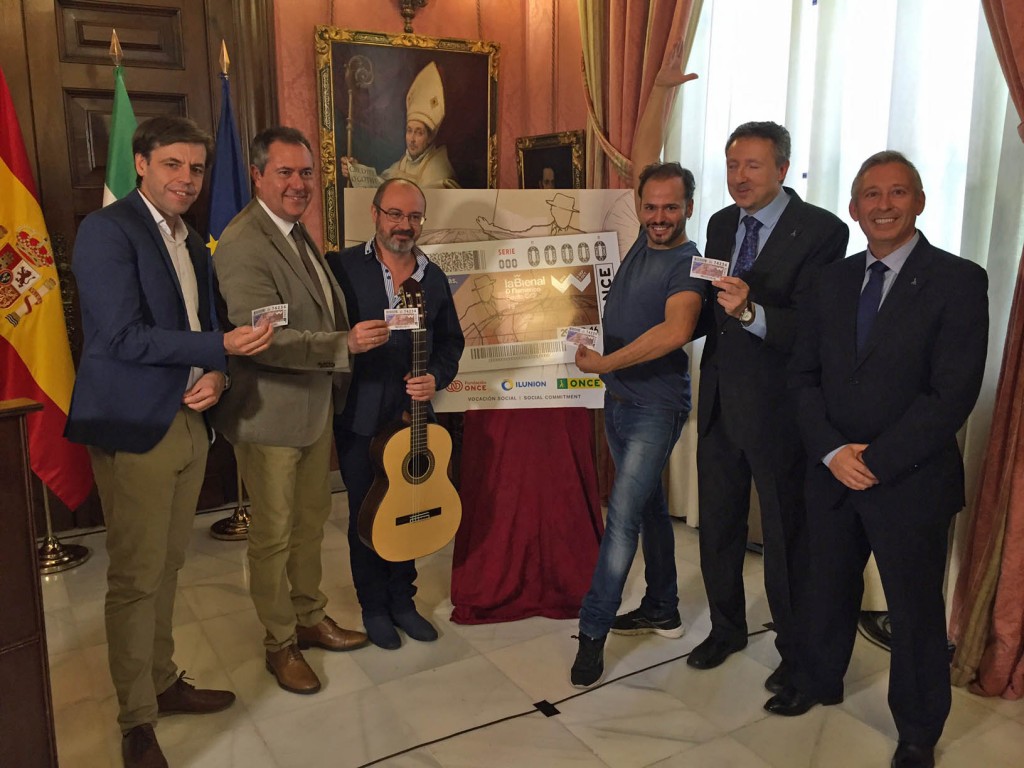 Foto de familia de los participantes en la presentación del cupón junto al cartel del cupón