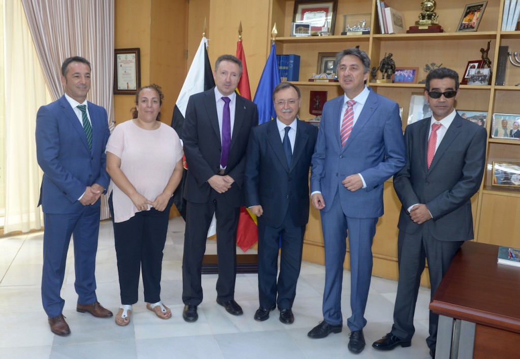 El presidente de la ciudad autónoma de Ceuta con los responsables de la ONCE en su despacho