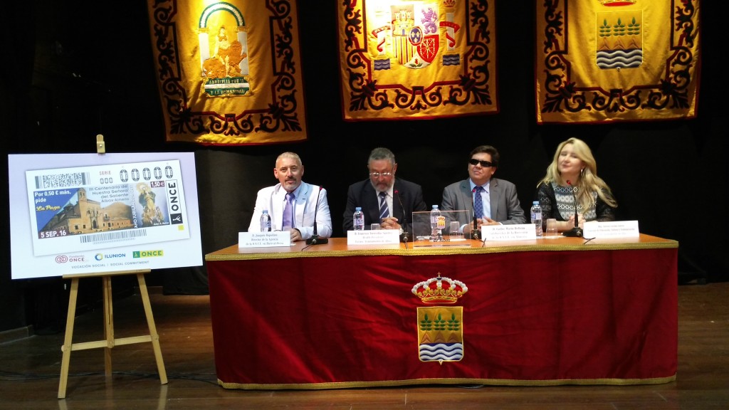 Mesa presidencial del acto