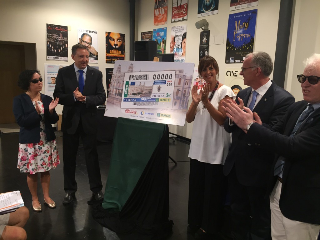 Aplausos de las autoridades y representantes de la ONCE tras el descubrimiento de la imagen del cupón en la sala de Prensa