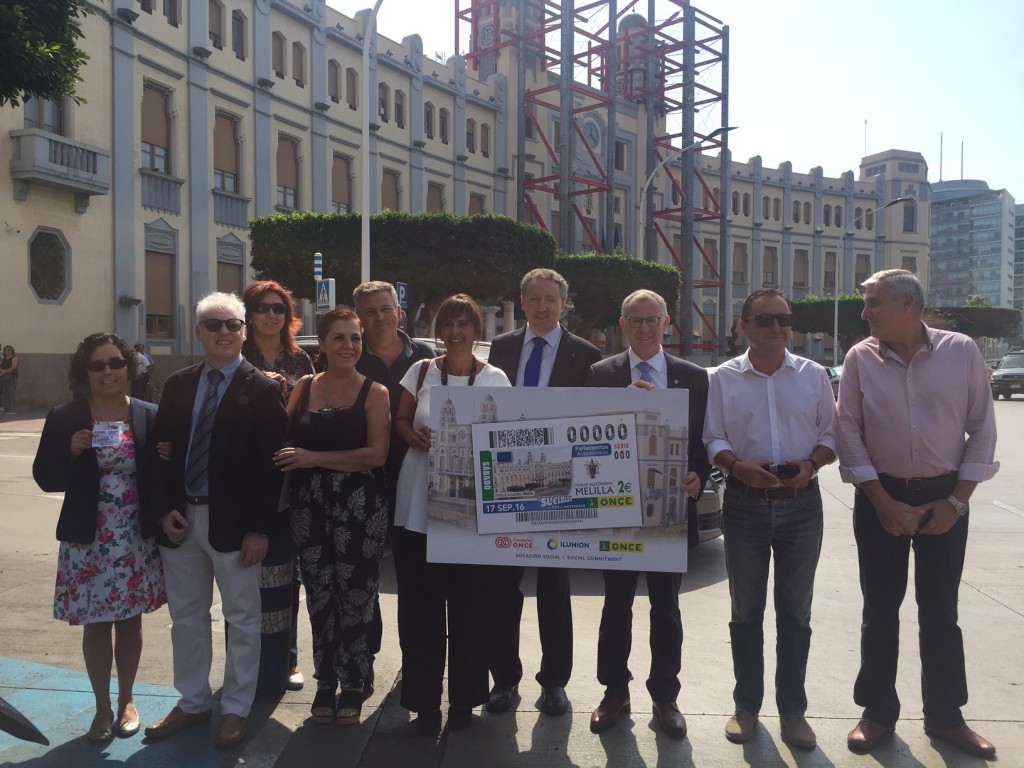 Foto de familia de autoridades y representantes de la ONCE