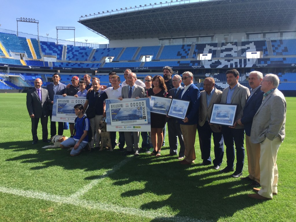 Directivos del Málaga C.F. con los representantes de la ONCE, el Ayuntamiento de Málaga y la Junta de Andalucía en el césped de La Rosaleda