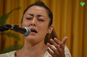 Primer plano de Julia Garrido cantando