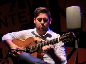 Primer plano de Álvaro Pérez con su guitarra