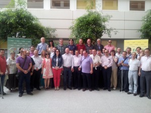 Foto de familia de los integrantes de la asamblea en el patio del CRE en Sevilla