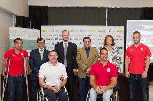El delegado territioria de la ONCE en Andalucía, Ceuta y Melilla, Patricio Cárceles junto a las autoridades y deportistas que asistieron al acto