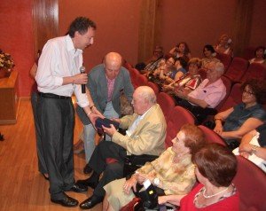 Cristóbal Martínez entrega la placa a los dos afiliados centenarios