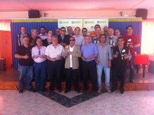 Foto de familia de todos los participantes que asistieron al Campeonato de Dominó celebrado en Málaga