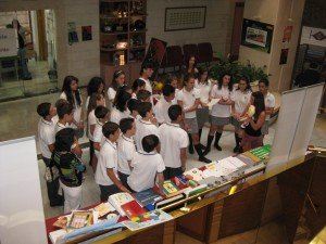 Un grupo de alumnos disfrutando de la exposición de material adaptado