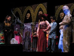 Representación de ‘Hostal martes y Trece’ de 'Las Cacatúas parlantes'