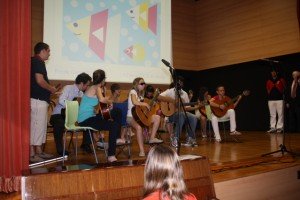 Una de las actuaciones de los alumnos del CRE durante la fiesta de fin de curso