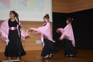 Un grupo de alumnas en su actuación de flamenco de la fiesta de fin de curso