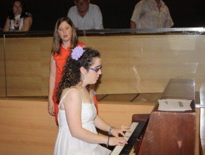 La alumna del CRE, Alejanda, tocando el piano para interpretar una pieza de Bach, durante su actuación 'Minueto'