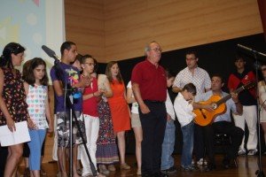 Uno de los grupo del CRE realiza su actuación en la fiesta de fin de curso