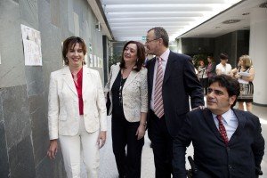 Mar Moreno revisa los trabajos ganadores expuestos junto a la directora del CRE, el delegado territorial y el dierctor general de Personas con Discapacidad de la Junta