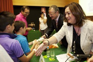 La consejera de Educación y el delegado territorial saludando a los estudiantes jienenses ganadores