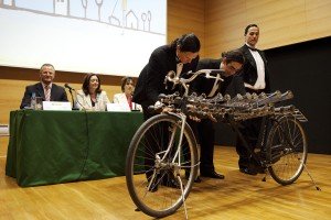 Otro momento de la actuación del grupo Maravillas con una extraña bicicleta instrumental