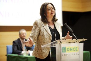 Mar Moreno abre sus brazos y manos de forma expresiva en un momento de su intervención