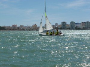 Los participantes de las jornadas practicando deporte de vela