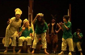 Los componentes de la agrupación infantil Menudo Trajín representando su obra 'Misión Tridente'