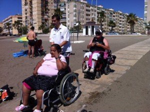 El Club de mayores de de la ONCE en Málaga durante la actividad en la playa