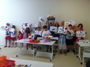 Un grupo de niños disfrutando de uno de los talleres culturales y creativos de la jornada celebrada en Málaga