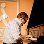 Uno de los finalistas tocando el piano durante la gala