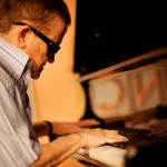 Uno de los finalistas tocando el piano