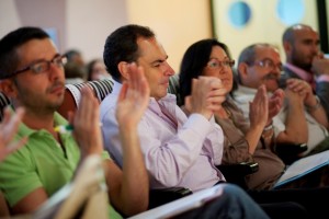 El presidente del Consejo Territorial de Andalucía, Ceuta y Melilla, Ventura Pazos, aplaude una de las actuaciones de la gala musical