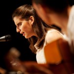 María Auxiliadora cantando y Álvaro Mora con su guitarra interpretando su pieza 'Granainas'